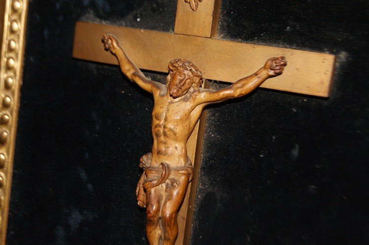 Crucifix Français Du Début Des Années 1800 Avec Le Christ En Bois Et Cadre Doré-photo-4