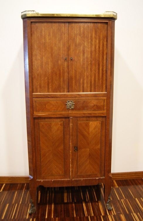Armoire à Volets Roulants Apporte La Musique De Style Transition Française Des Années 1800