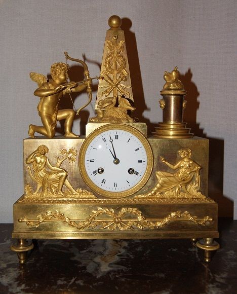 Pendule Empire De 1800 Avec Cupidon Et Muses En Bronze Doré Au Mercure