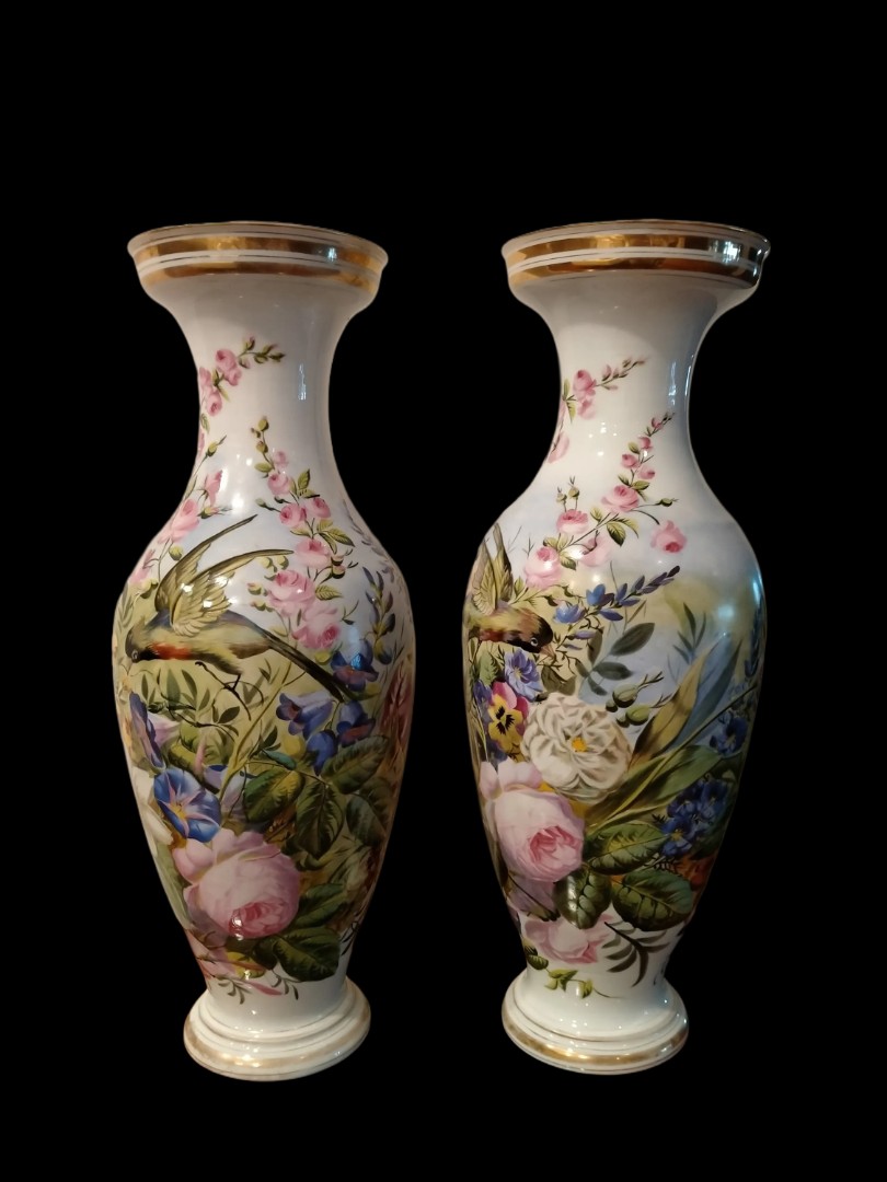 Ensemble De Deux Vases De La Vieille Paris Décorés Des Années 1800, Blancs Avec Motifs Floraux