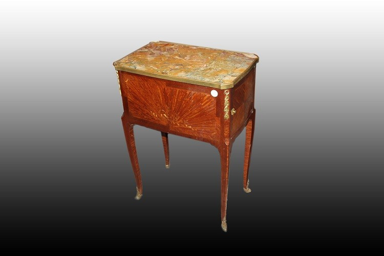 Petite Chevet Ancien Parisienne Du XIXe Siècle Avec Marbre Et Bronzes De Style Louis XV