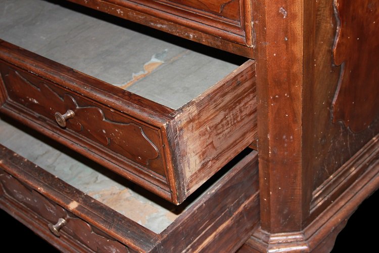 Superb 17th-century Tuscan Italian Chest Of Drawers Made From Fine Walnut Wood-photo-2