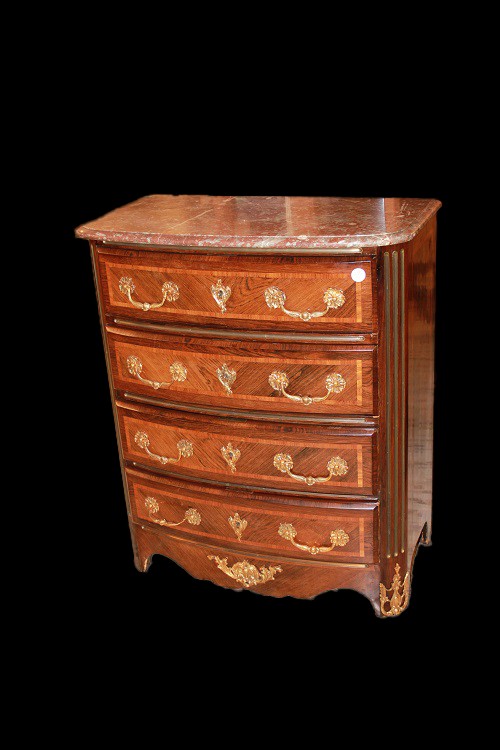Petite Commode Française De Style Régence Avec 4 Tiroirs, Plateau En Marbre Et Ornements Bronze