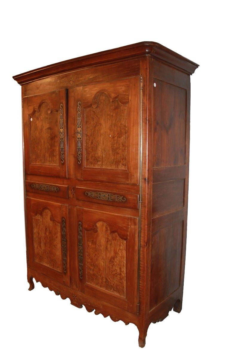 Grand armoire Français Du Début Des Années 1800 à Quatre Portes, En Bois De Cerisier Et d'Orme-photo-1