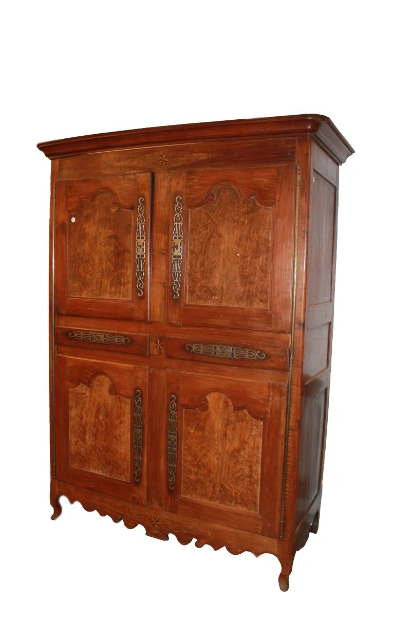 Grand armoire Français Du Début Des Années 1800 à Quatre Portes, En Bois De Cerisier Et d'Orme