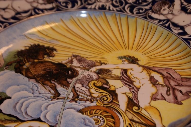 Grande Assiette En Céramique Richement Décorée Représentant Le Dieu Apollon-photo-2