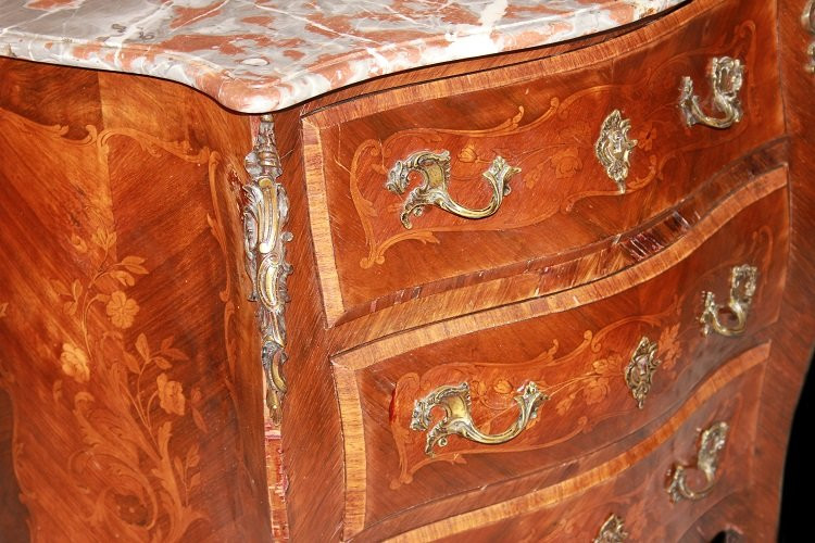 Petite Commode Louis XV Ventru Du XIXe Siècle Richement Incrustée Avec 3 Tiroirs-photo-2