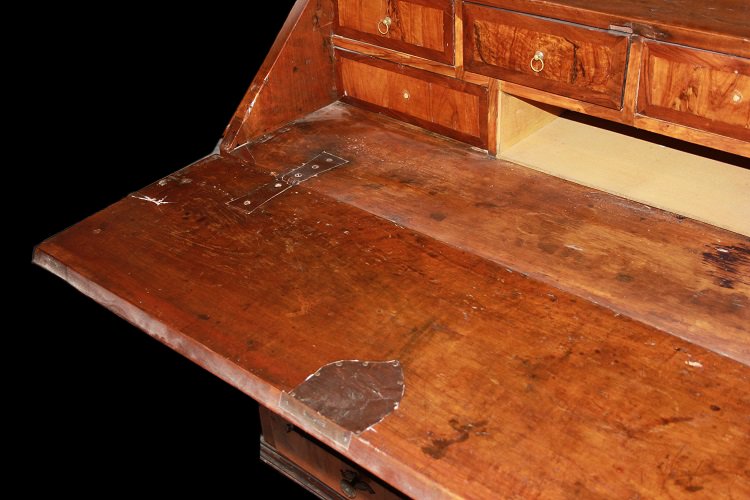 17th-century Italian Folding Table In Walnut Wood. It Features Inlay Motifs On The Top, 3 Large-photo-3