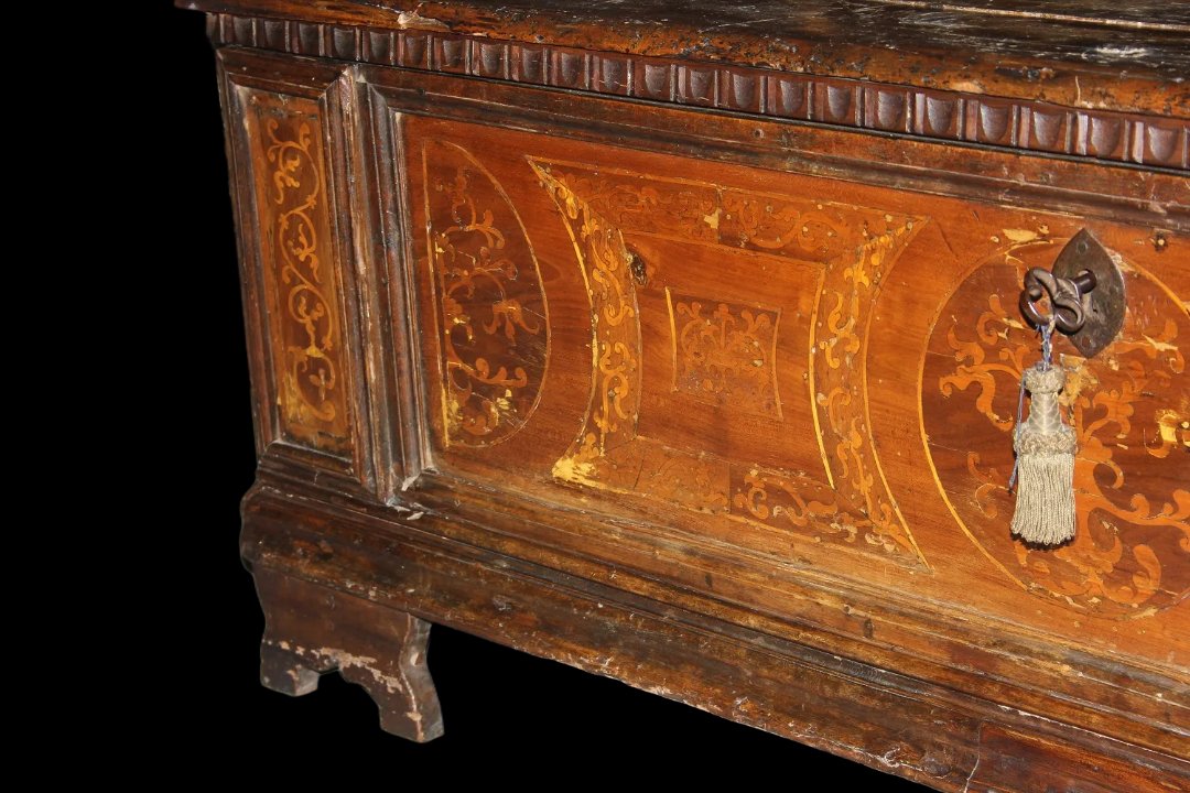 Large Italian Chest From Veneto, 1600s, In Walnut Wood. Features A Front Panel Adorned -photo-2
