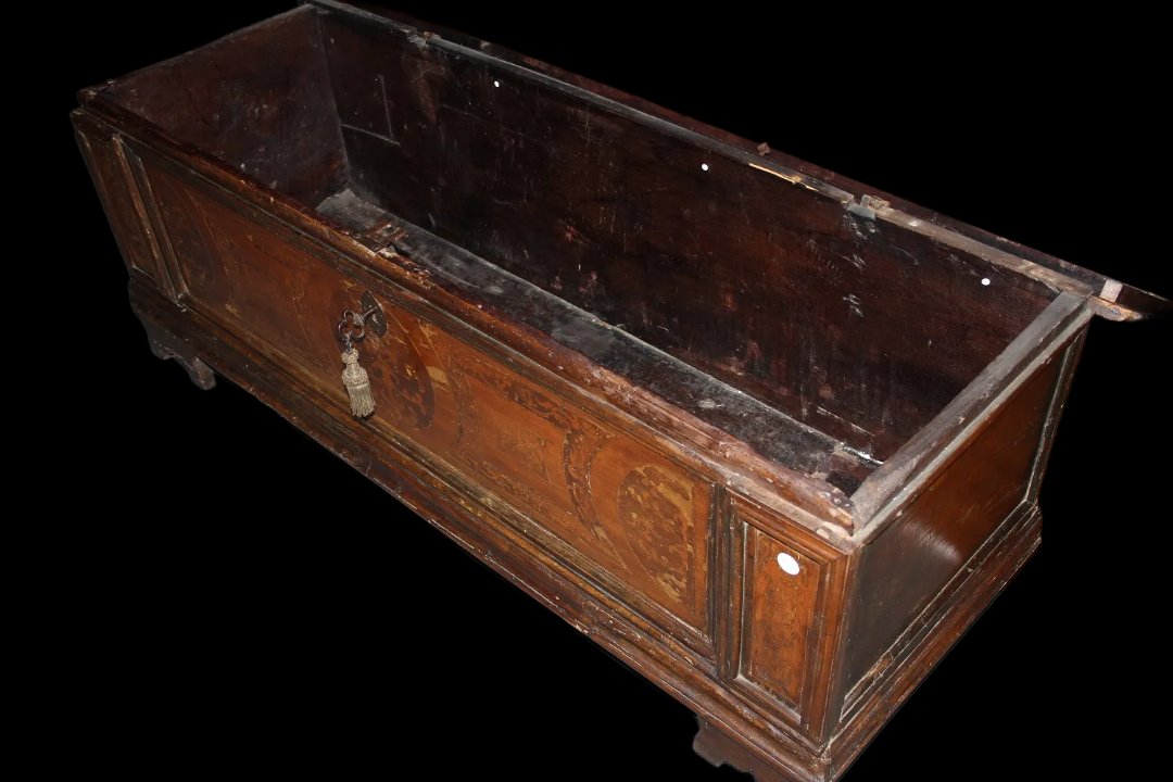Large Italian Chest From Veneto, 1600s, In Walnut Wood. Features A Front Panel Adorned -photo-3
