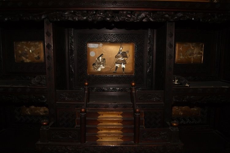 Large Majestic Chinese Sideboard From The Mid-1800s In Wood, With Panels Decorated With Bone Ap-photo-1