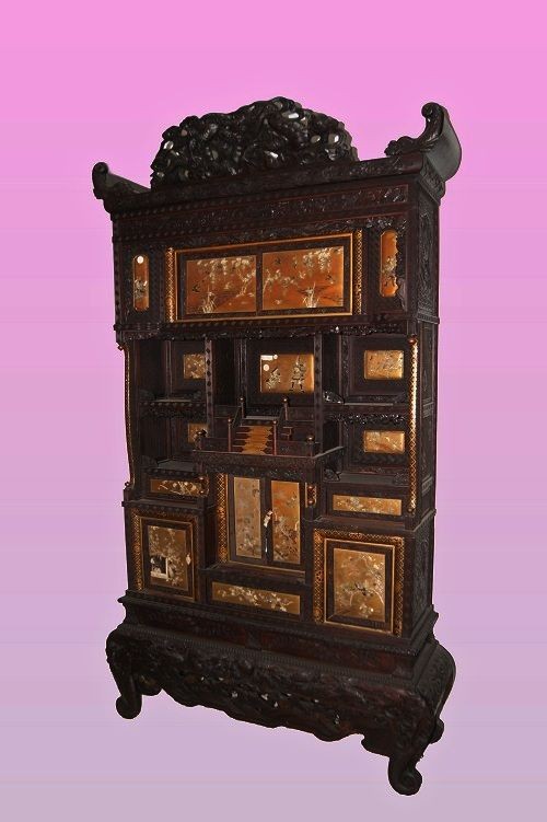Large Majestic Chinese Sideboard From The Mid-1800s In Wood, With Panels Decorated With Bone Ap