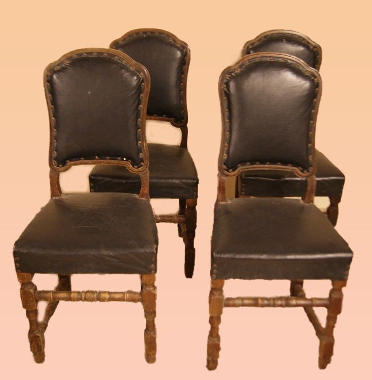 Groupe De 4 Chaises à Bobines Rustiques Italiennes Des Années 1700 En Bois De Noyer  Auberge