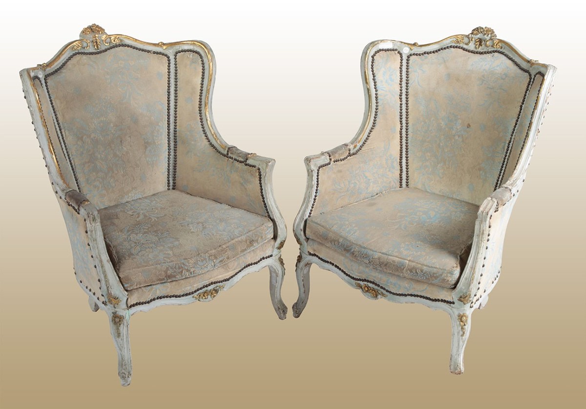 Paire De Bergères Fauteuils Françaises Des Années 1800 Décapées Et Dorées De Style Louis XV