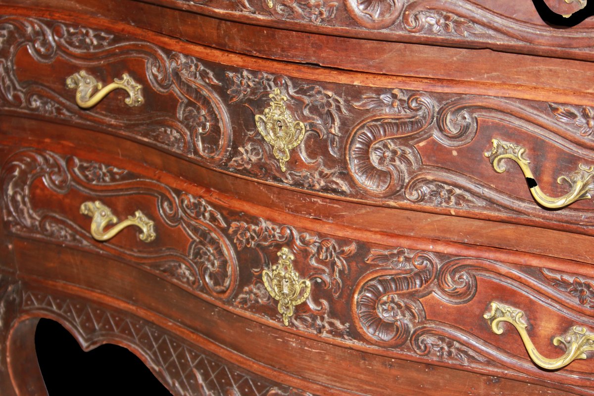 Commode Française De Style Provençal Du 19ème Siècle Richement Sculptée En Noyer-photo-1