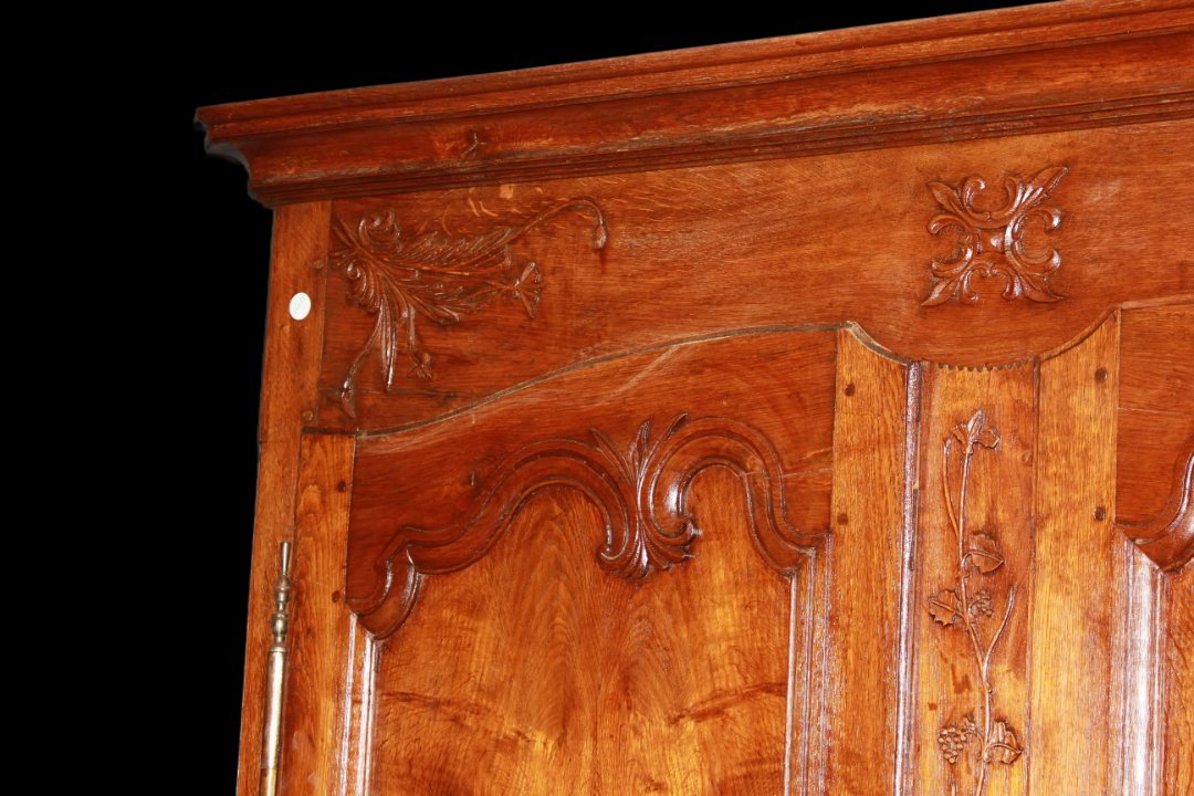 French Wardrobe From Brittany, Late 1700s, Made Of Walnut Wood. Composed Of 2 Closed Doors-photo-2