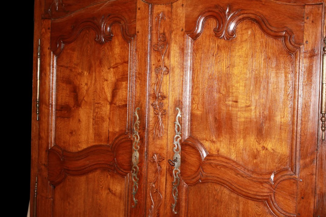 French Wardrobe From Brittany, Late 1700s, Made Of Walnut Wood. Composed Of 2 Closed Doors-photo-3