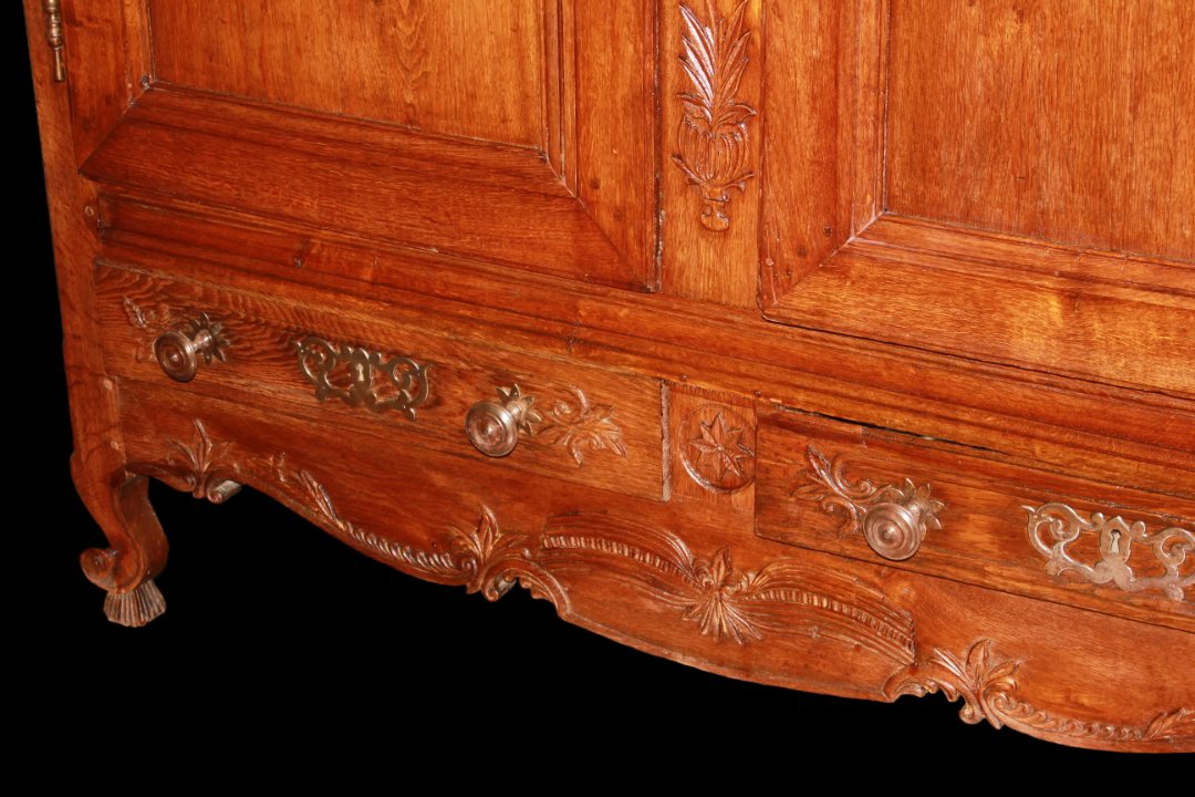 French Wardrobe From Brittany, Late 1700s, Made Of Walnut Wood. Composed Of 2 Closed Doors-photo-4