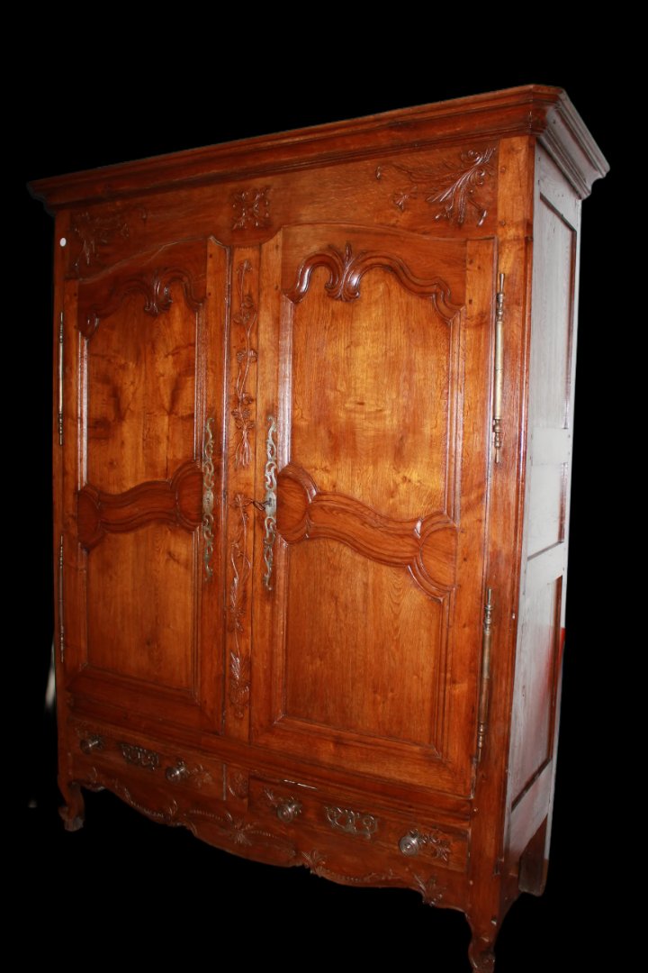 French Wardrobe From Brittany, Late 1700s, Made Of Walnut Wood. Composed Of 2 Closed Doors-photo-1