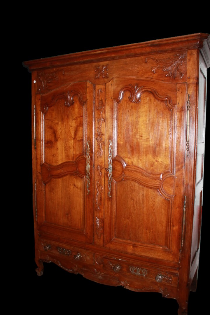 French Wardrobe From Brittany, Late 1700s, Made Of Walnut Wood. Composed Of 2 Closed Doors