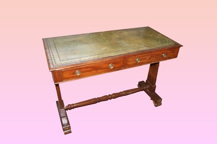 Bureau Victorien En Acajou Du XIXe Siècle Avec Un Plateau En Cuir Vert