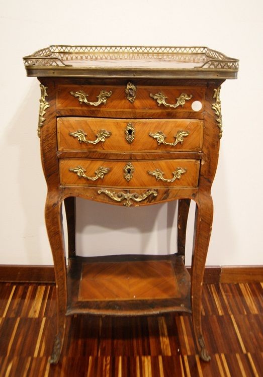 chiffonnières française style Louis XV du début des années 1800 avec des bronzes et une rampe