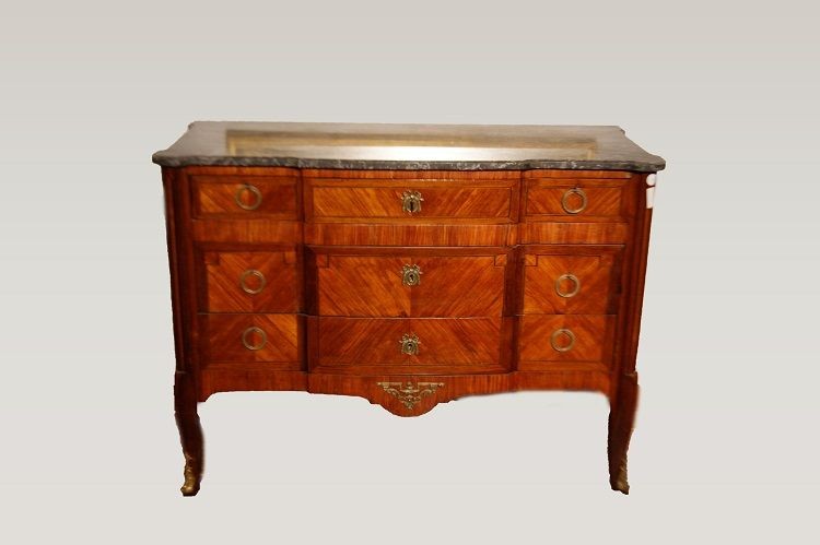 Commode De Style Transition En Acajou Et Bois De Rose Du XIXe Siècle Avec Un Dessus En Marbre