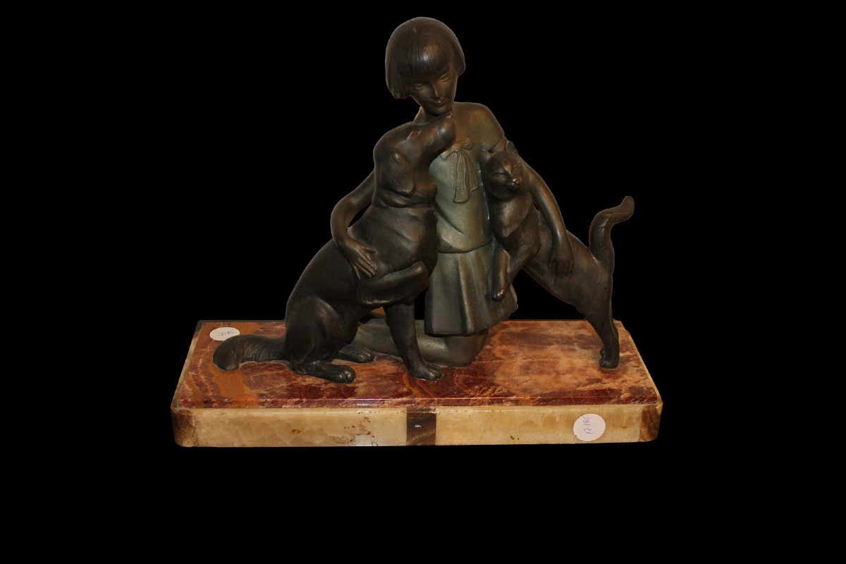 Sculpture Art déco française représentant une jeune fille , signée P. Sega