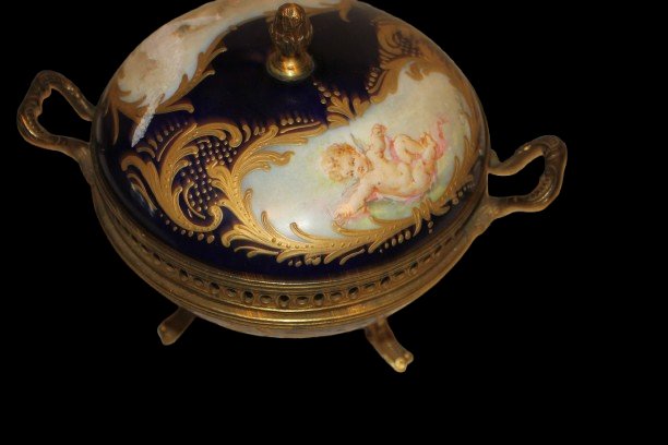 Petit centre de table porte-bijoux français en porcelaine bleue et putti dorés – Début XXᵉ sièc-photo-2
