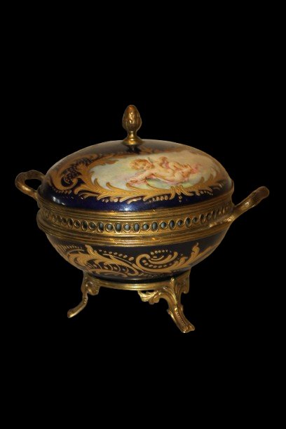 Petit centre de table porte-bijoux français en porcelaine bleue et putti dorés – Début XXᵉ sièc-photo-1