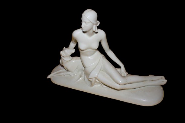 Figurine allemande Rosenthal en porcelaine blanche – Début XXᵉ siècle, femme au lévrier-photo-2