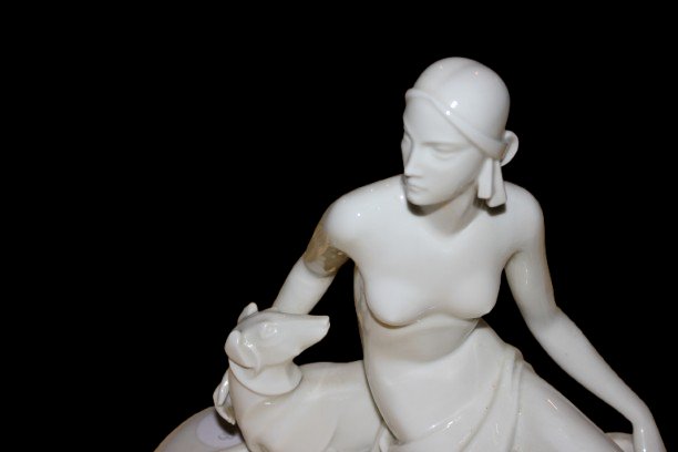 Figurine allemande Rosenthal en porcelaine blanche – Début XXᵉ siècle, femme au lévrier-photo-3