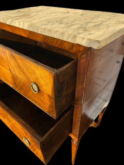 Petite commode italienne en noyer avec dessus en marbre, style Louis XVI – Fin du XVIIIᵉ siècle-photo-3