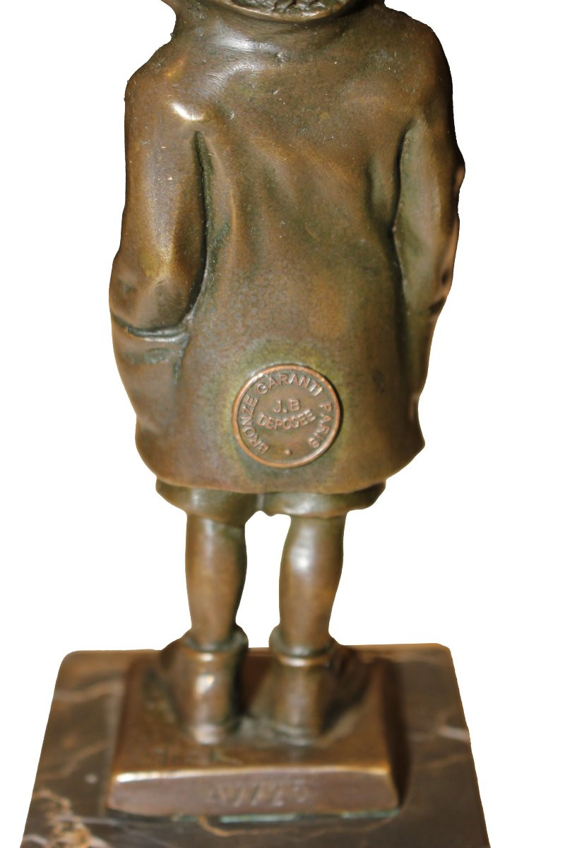Petite sculpture française en bronze représentant un jeune garçon – Début XXᵉ siècle-photo-2