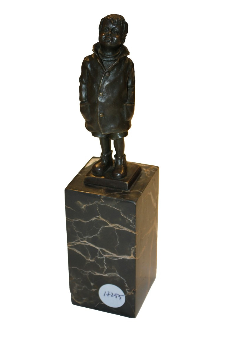 Petite sculpture française en bronze représentant un jeune garçon – Début XXᵉ siècle