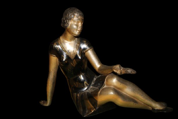 French Art Deco Bronze Sculpture Of Reclining Lady With Bird On Marble Base – Early 20th Centur-photo-2