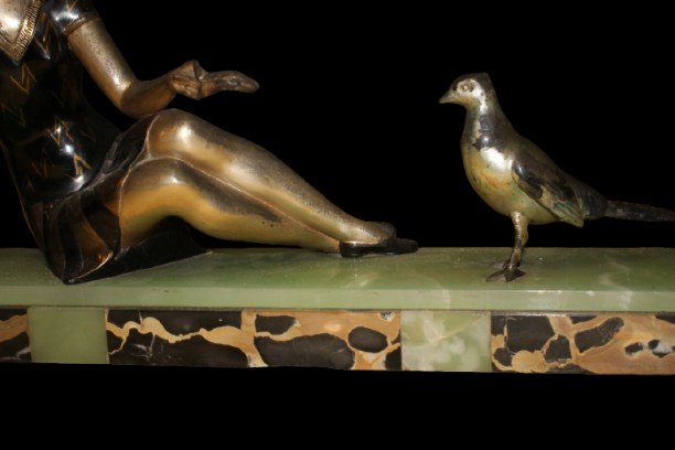 French Art Deco Bronze Sculpture Of Reclining Lady With Bird On Marble Base – Early 20th Centur-photo-3