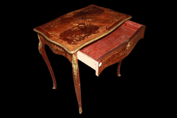 Table Bureau de Milieu Française Louis XV en Bois de Rose avec Bronzes – Seconde Moitié du XIXe-photo-1