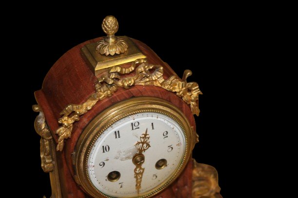 Garniture Française : Pendule et Paire de Chandeliers en Porphyre Rouge avec Bronzes Dorés – Fi-photo-3