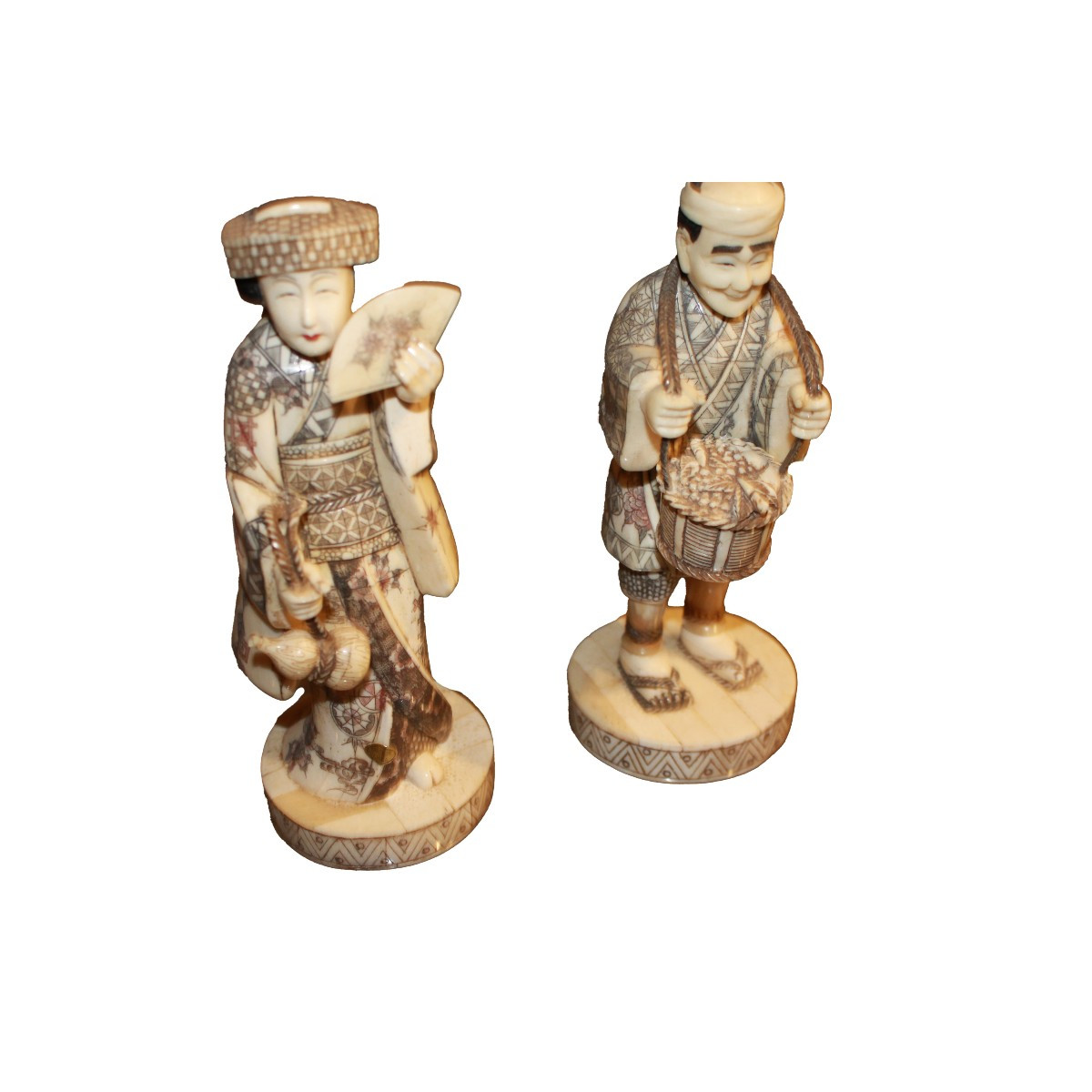 Paire de Sculptures Chinoises du XXe Siècle en Mammouth Représentant des Personnages Traditionn