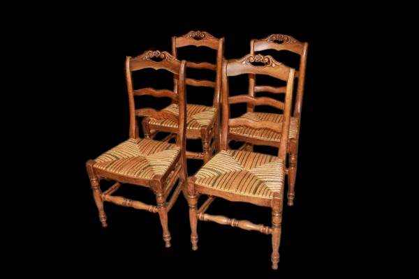 Groupe de 4 chaises campagnardes avec assise en paille de rivière fin du XIXe siècle