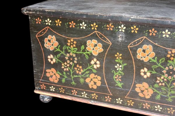 Petit coffre tyrolien laqué bleu à motifs floraux des années 1800-photo-3