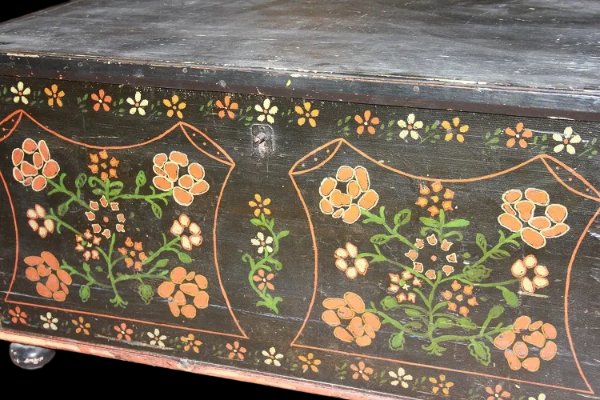 Petit coffre tyrolien laqué bleu à motifs floraux des années 1800-photo-4