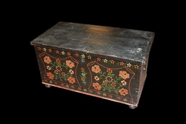Petit coffre tyrolien laqué bleu à motifs floraux des années 1800-photo-1