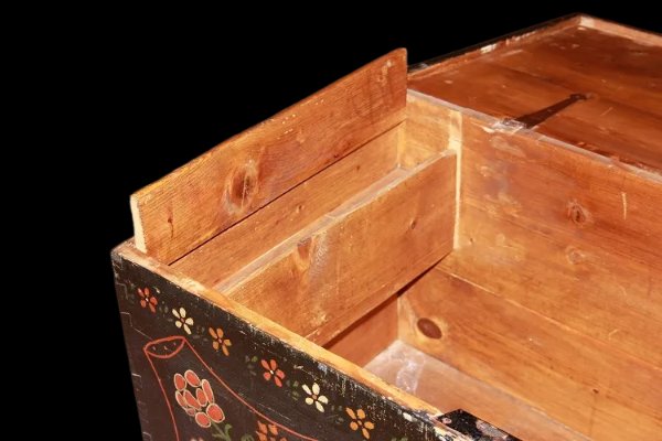 Petit coffre tyrolien laqué bleu à motifs floraux des années 1800-photo-3