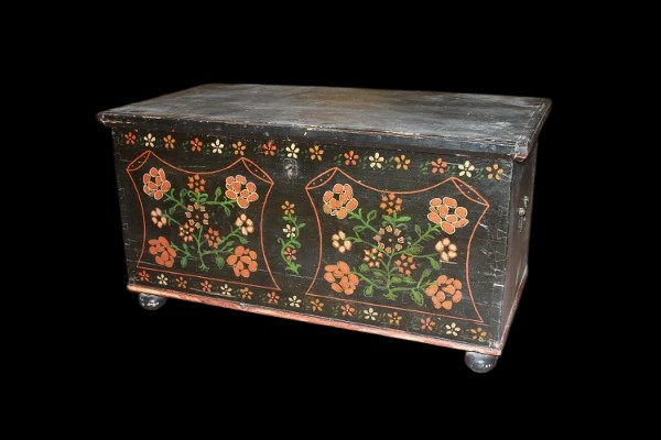 Petit coffre tyrolien laqué bleu à motifs floraux des années 1800