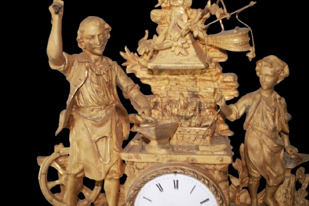 Pendule ancienne française style Louis XV en bronze doré avec scène de forgerons, XIXe siècle-photo-4