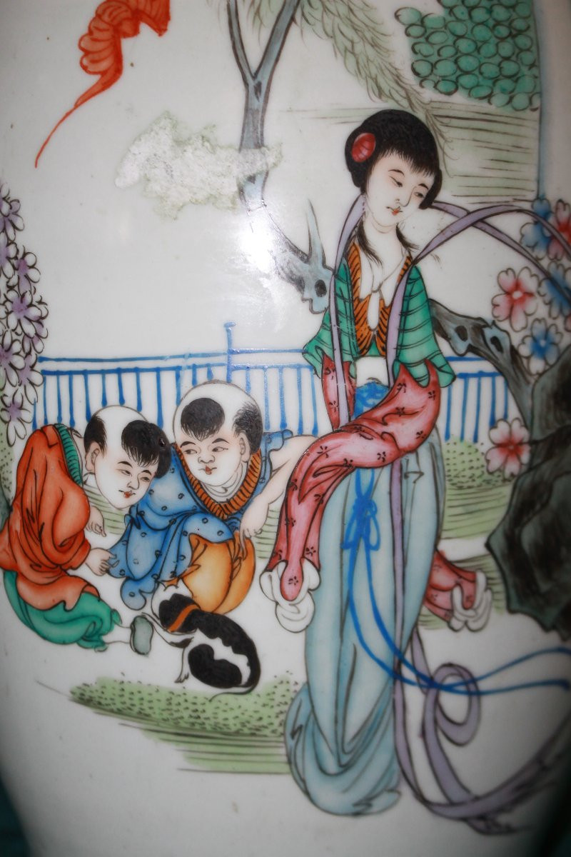 Vase ancien chinois en porcelaine décorée avec scène figurative, fin XIXe siècle-photo-2