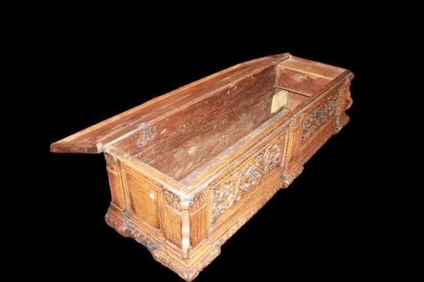 Late 16th-century French Renaissance Chest, Walnut-photo-1