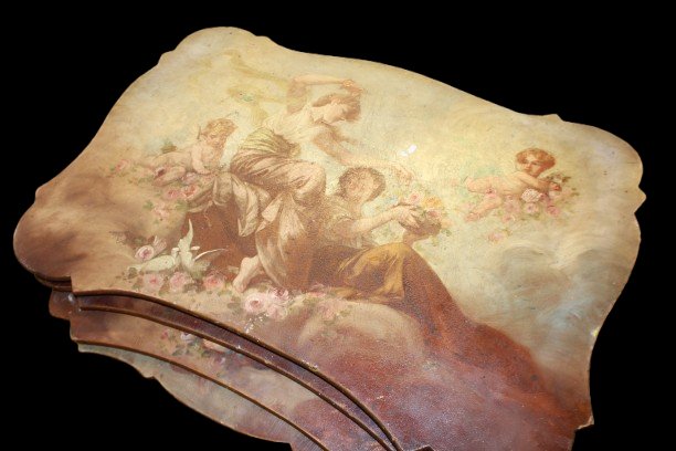 Ensemble de 4 tables gigognes françaises peintes avec scènes allégoriques romantiques, -photo-2